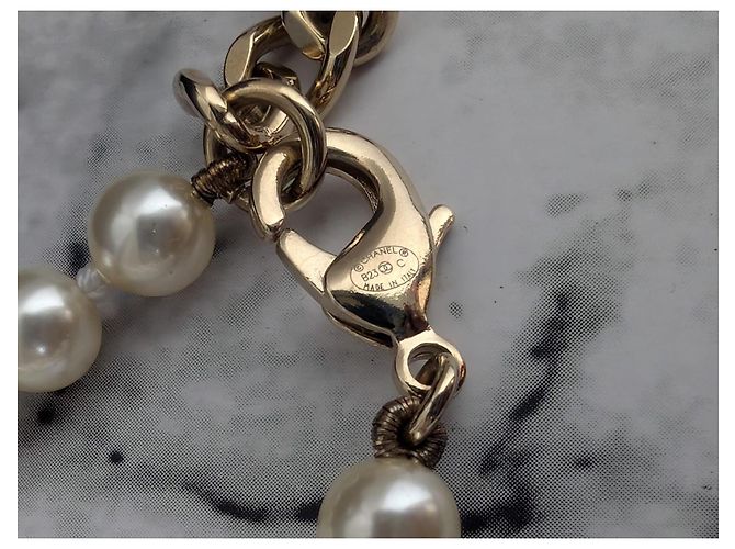Collana Chanel B23C Perle e Charm Mini Borsa Matelassé Nero Bianco D'oro - vista 5