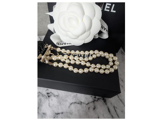 Collana Chanel B23C Perle e Charm Mini Borsa Matelassé Nero Bianco D'oro - vista 6