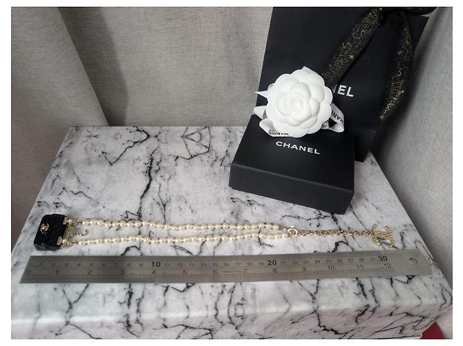 Collana Chanel B23C Perle e Charm Mini Borsa Matelassé Nero Bianco D'oro - vista 7