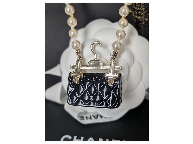 Collana Chanel B23C Perle e Charm Mini Borsa Matelassé Nero Bianco D'oro - vista 9