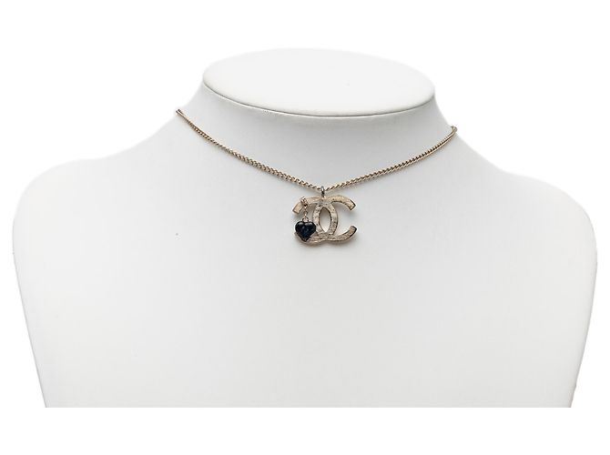 Collana con pendente a cuore in resina placcato oro CC Gold Chanel D'oro - vista 5