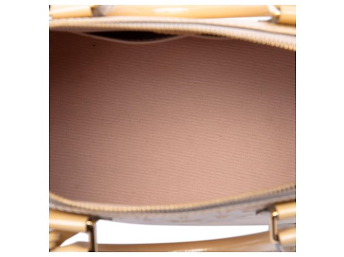 Louis Vuitton Alma PM in Monogram Vernis beige - vista 4