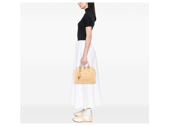 Louis Vuitton Alma PM in Monogram Vernis beige - vista 6