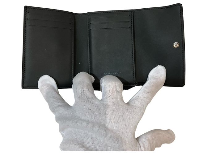 Cartera Louis Vuitton Portefeuille Pilot Tri-Fold Negro - vista 3