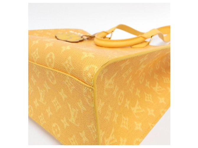 Bolsa Louis Vuitton Monogram Heritage Sac Plat 24H Amarelo Monograma - vista 3