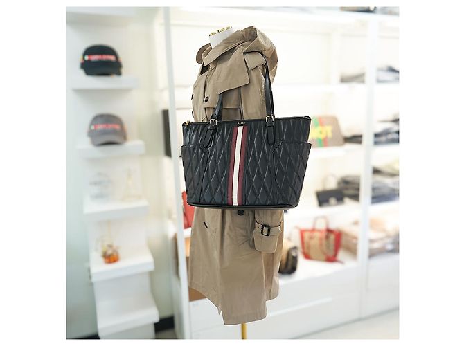 Bally Nova bolsa de ombro feminina Damira QT em couro acolchoado preto Medium Shopper - vista 17
