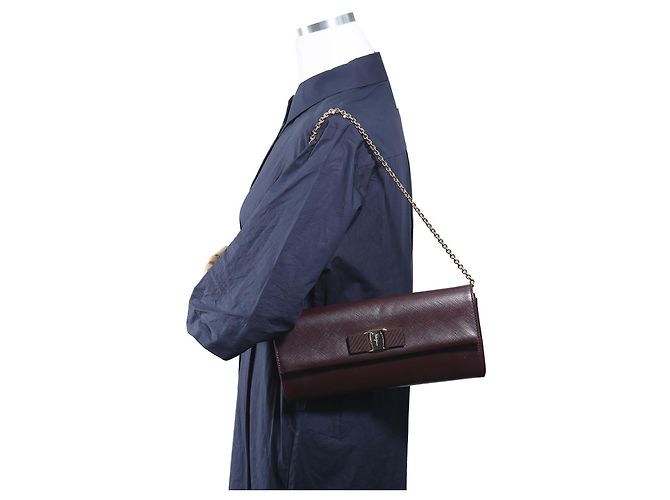 Salvatore Ferragamo Clutch a tracolla in pelle Saffiano bordeaux Rosso - vista 12