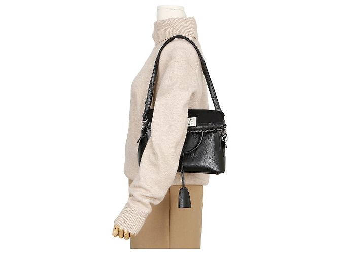 Maison Martin Margiela Mini bolsa de ombro em couro granulado com alça de mão preta - vista 11