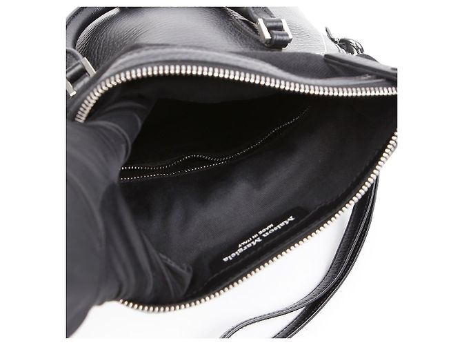 Maison Martin Margiela Mini bolsa de ombro em couro granulado com alça de mão preta - vista 9