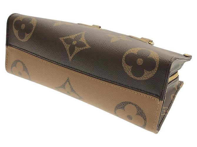 Borsa Louis Vuitton Monogram Reverse OnTheGo EW Chain Marrone Monogramma - vista 3