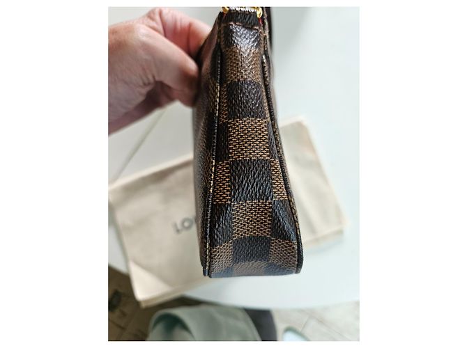 Louis Vuitton Pochette Damier Ebene Marrone - vista 3