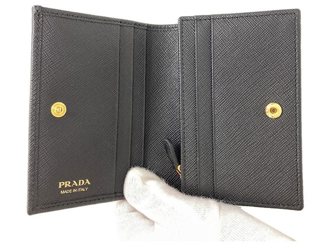 Cartera bi-fold Saffiano de Prada en negro - vista 4