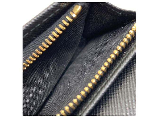 Cartera bi-fold Saffiano de Prada en negro - vista 9