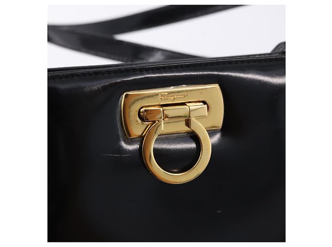 Bolsa Tote Salvatore Ferragamo Gancini em couro envernizado preto e dourado Auth ka5291A - vista 17