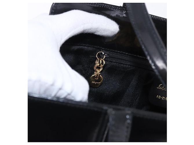 Bolsa Tote Salvatore Ferragamo Gancini em couro envernizado preto e dourado Auth ka5291A - vista 24