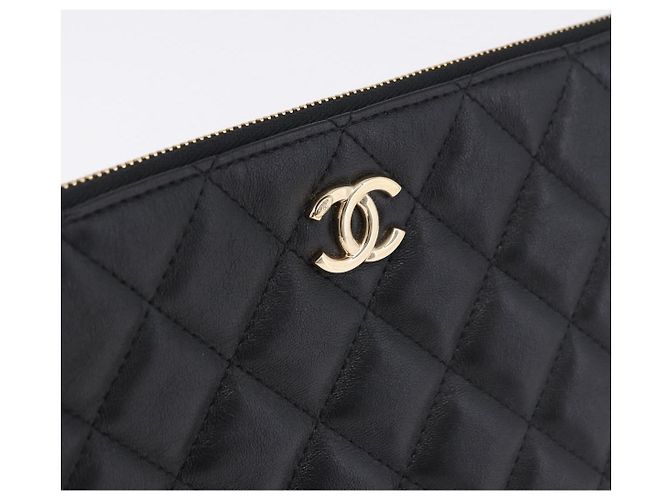 Clutch CHANEL Matelasse in pelle di agnello nera con CC dorato Auth 192073SAM Nero D'oro - vista 17