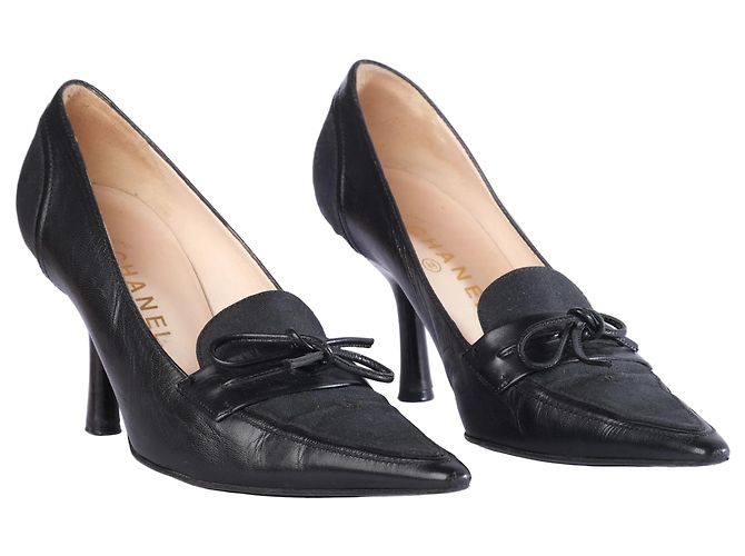 Timeless Décolleté a punta con fiocco in pelle nera e tela Chanel Nero - vista 2