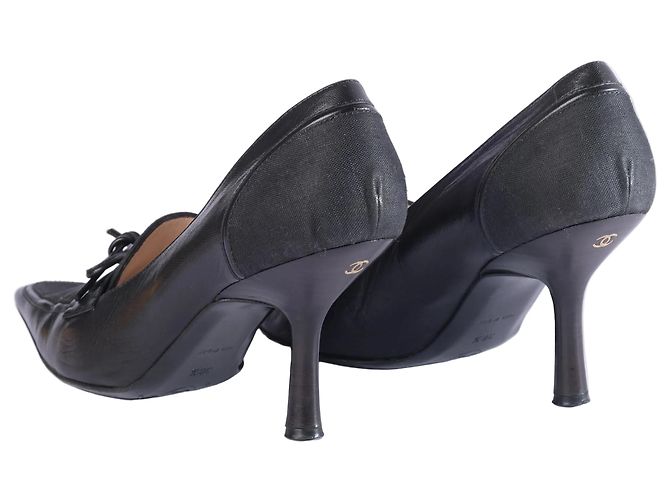Timeless Décolleté a punta con fiocco in pelle nera e tela Chanel Nero - vista 3