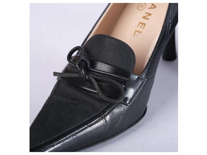 Timeless Décolleté a punta con fiocco in pelle nera e tela Chanel Nero - vista 4