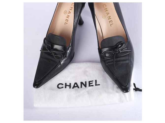 Timeless Décolleté a punta con fiocco in pelle nera e tela Chanel Nero - vista 9