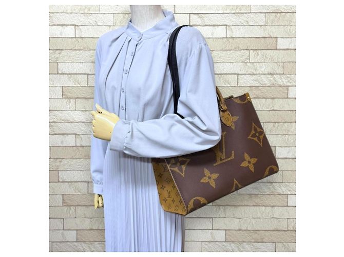 Borsa a tracolla Louis Vuitton OnTheGo MM Giant Monogram Marrone Monogramma - vista 2