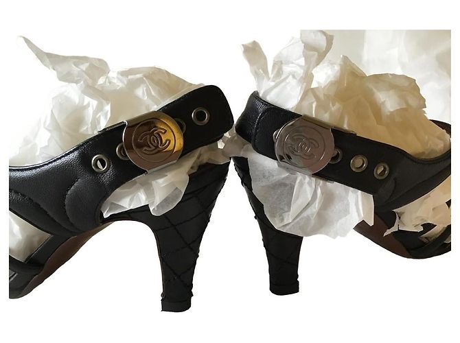 Chanel Sandali con cinturino in pelle trapuntata nera Marrone Nero - vista 5