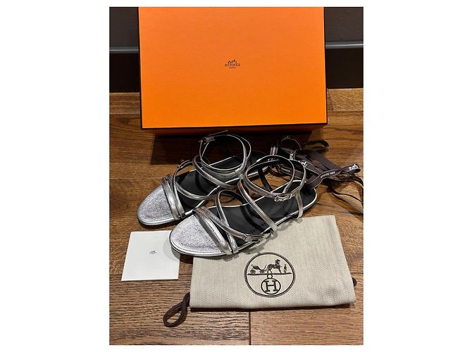 Hermès Lullaby Sandali con listini in pelle argentata Argento - vista 12
