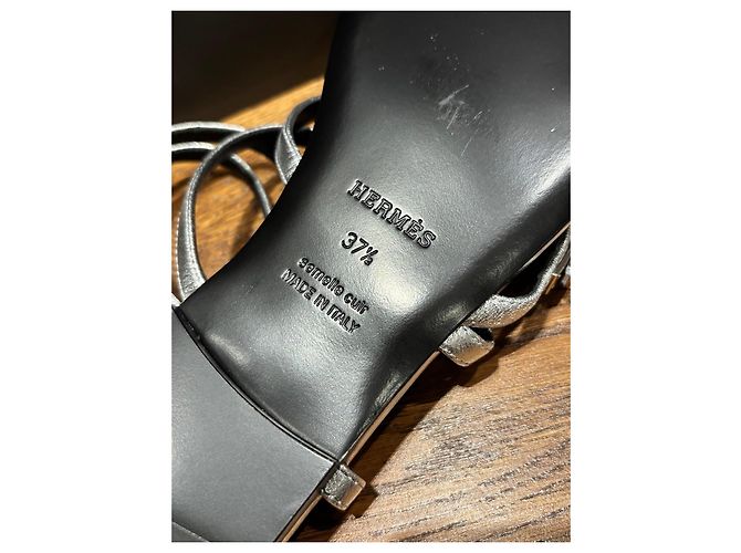 Hermès Lullaby Sandali con listini in pelle argentata Argento - vista 3