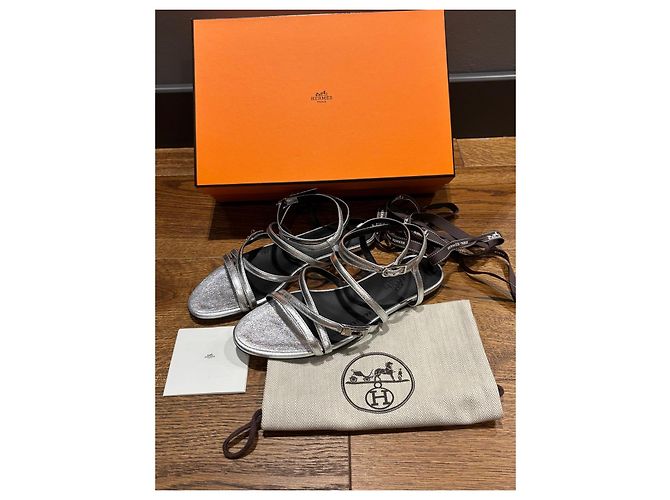 Hermès Lullaby Sandali con listini in pelle argentata Argento - vista 7