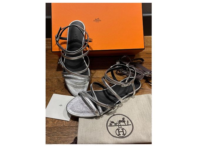 Hermès Lullaby Sandali con listini in pelle argentata Argento - vista 8