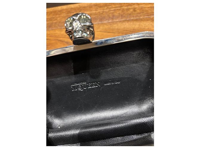 Alexander McQueen Clutch Skull in pelle vernice nera Nero - vista 5