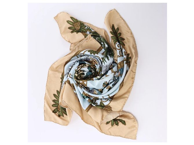 Foulard in seta Hermès Carré 90 "Joies d’Hiver" in Beige - vista 13