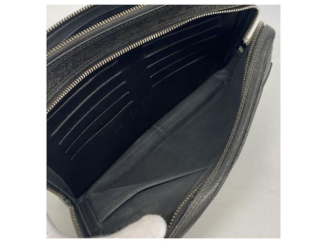Clutch Louis Vuitton Taiga Pavel Grigio - vista 4