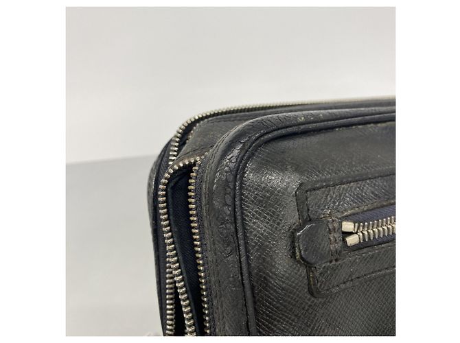 Clutch Louis Vuitton Taiga Pavel Grigio - vista 8