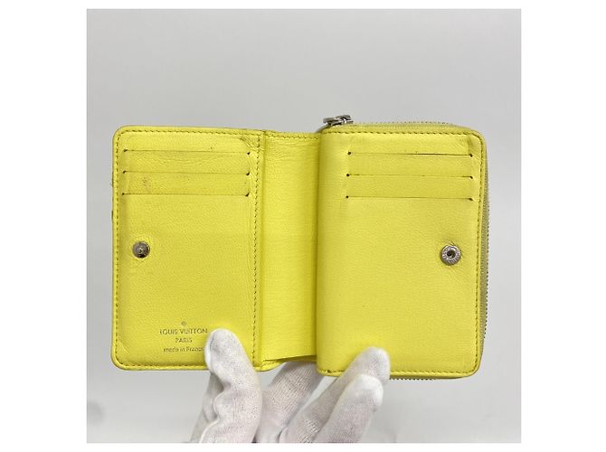 Louis Vuitton Monogram Coussin Portefeuille Lou Wallet Giallo - vista 3