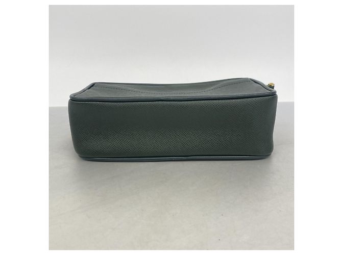 Clutch Louis Vuitton Taiga Kalga - vista 3