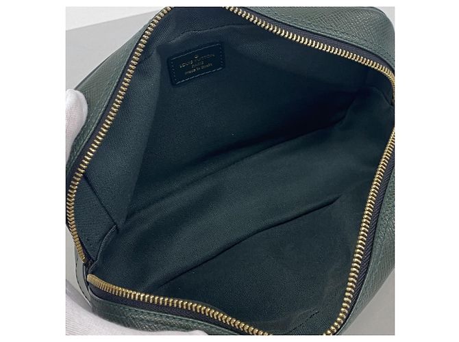 Clutch Louis Vuitton Taiga Kalga - vista 4