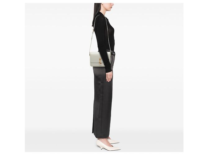 Bolsa Solferino em couro de vitelo liso branco Medium da Saint Laurent na caixa - vista 6