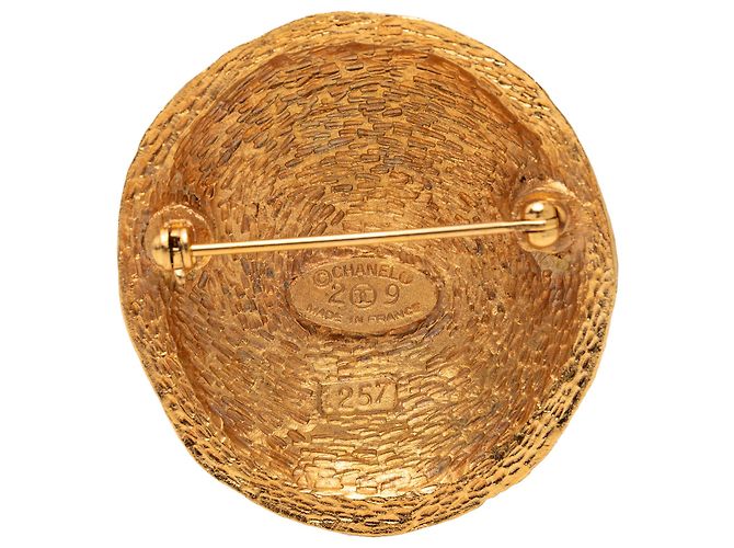 Spilla rotonda Chanel Gold CC placcata oro D'oro - vista 3