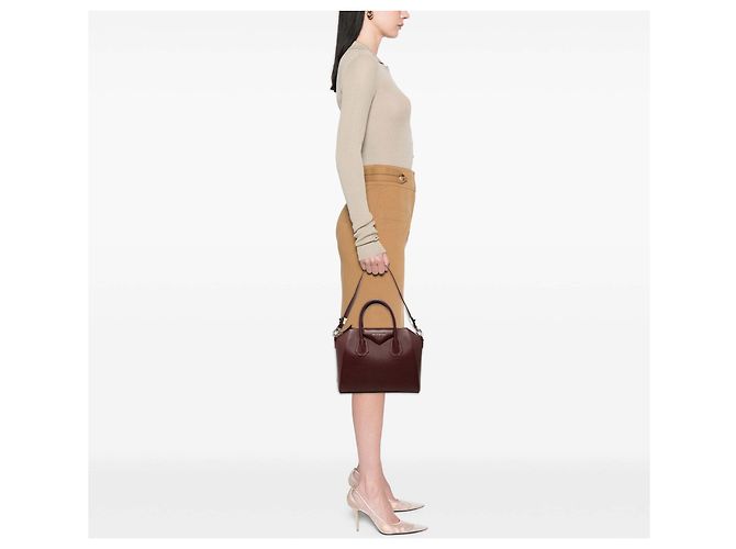 Sac Antigona en peau de chevreau Sugar rouge de Givenchy, petite taille - vue 7
