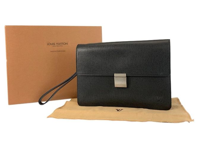 Clutch in pelle Taiga Louis Vuitton Nero - vista 9