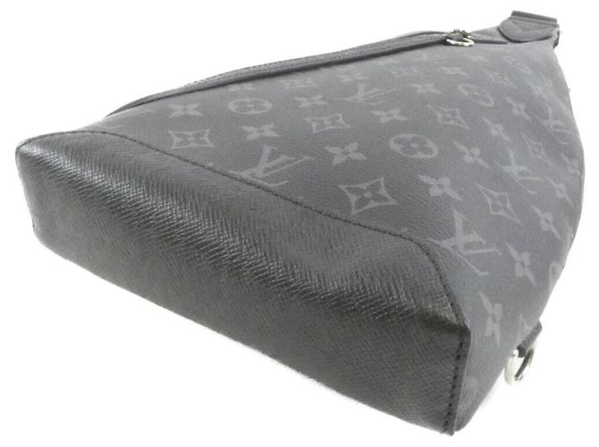 Borsa a tracolla Louis Vuitton Taiga Rama Duo Nero - vista 3