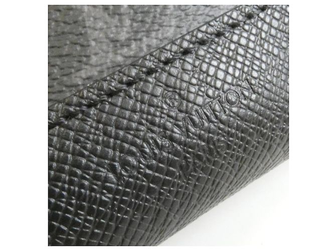 Borsa a tracolla Louis Vuitton Taiga Rama Duo Nero - vista 4