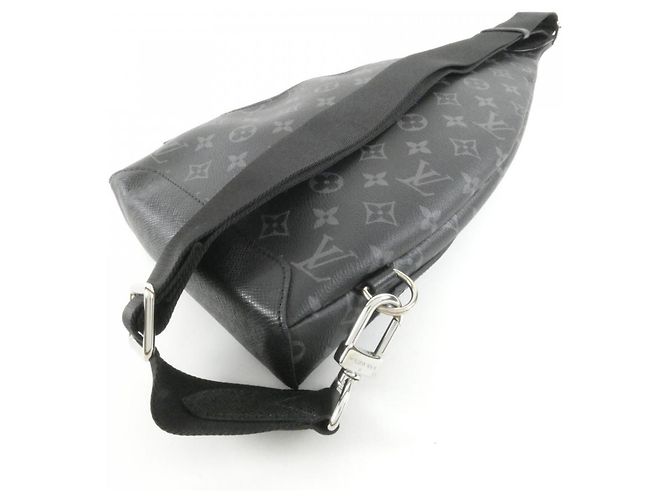 Borsa a tracolla Louis Vuitton Taiga Rama Duo Nero - vista 5