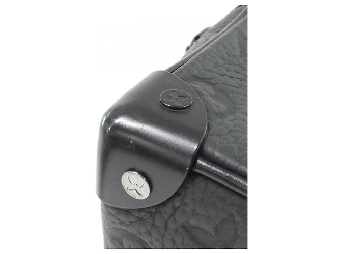 Borsa a tracolla Louis Vuitton Taurillon Monogram Mini Soft Trunk Nero - vista 3