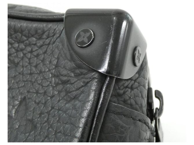 Borsa a tracolla Louis Vuitton Taurillon Monogram Mini Soft Trunk Nero - vista 4
