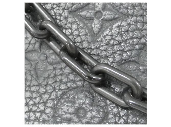 Borsa a tracolla Louis Vuitton Taurillon Monogram Mini Soft Trunk Nero - vista 5