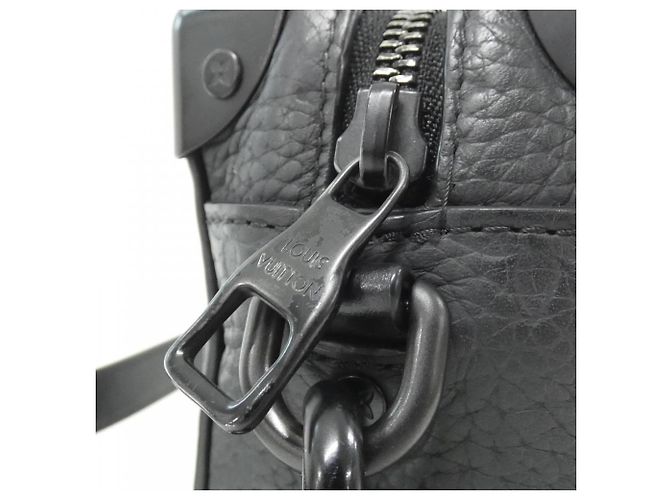 Borsa a tracolla Louis Vuitton Taurillon Monogram Mini Soft Trunk Nero - vista 7