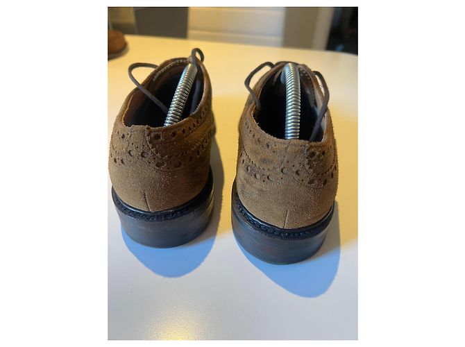Church's Scarpe Stringate Brogue in Camoscio Marrone - vista 3