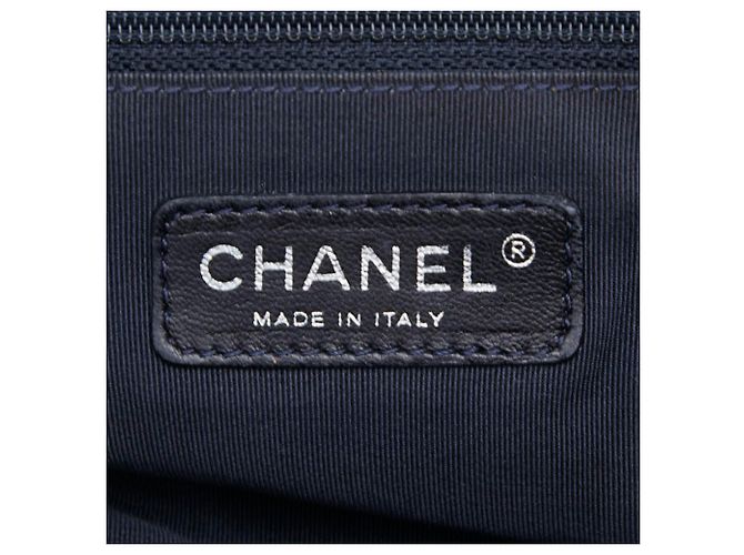 Borsa a tracolla Chanel Matelassé Bubble Quilted Blu navy - vista 13